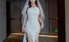 女教师朝学生喷液体